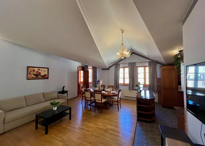 Comfortable 3 Bedroom In The Heart Of Apartment *