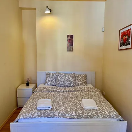 Comfortable 3 Bedroom In The Heart Of Appartamento Praga