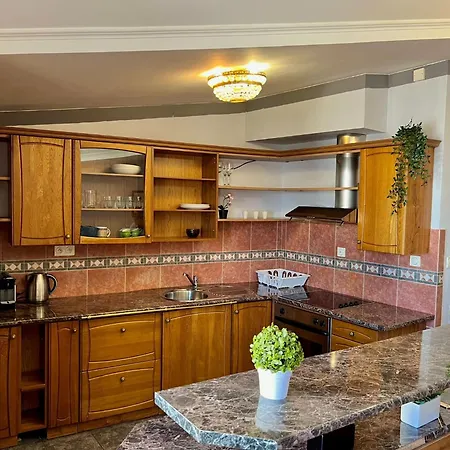 Comfortable 3 Bedroom In The Heart Of Appartamento Praga