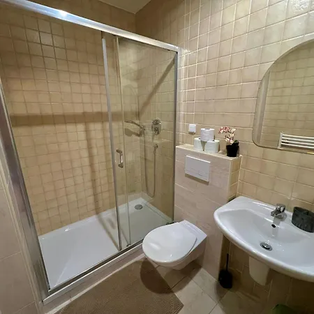 Comfortable 3 Bedroom In The Heart Of Appartamento Praga