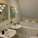 Comfortable 3 Bedroom In The Heart Of Apartment *