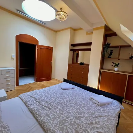 Comfortable 3 Bedroom In The Heart Of Apartmán Praha