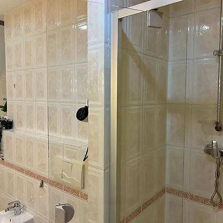 Central 3Br Oasis With Jetted Tub شقة