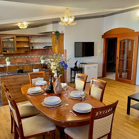Comfortable 3 Bedroom In The Heart Of Apartmán Praha