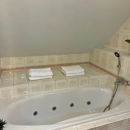 Central 3Br Oasis With Jetted Tub
